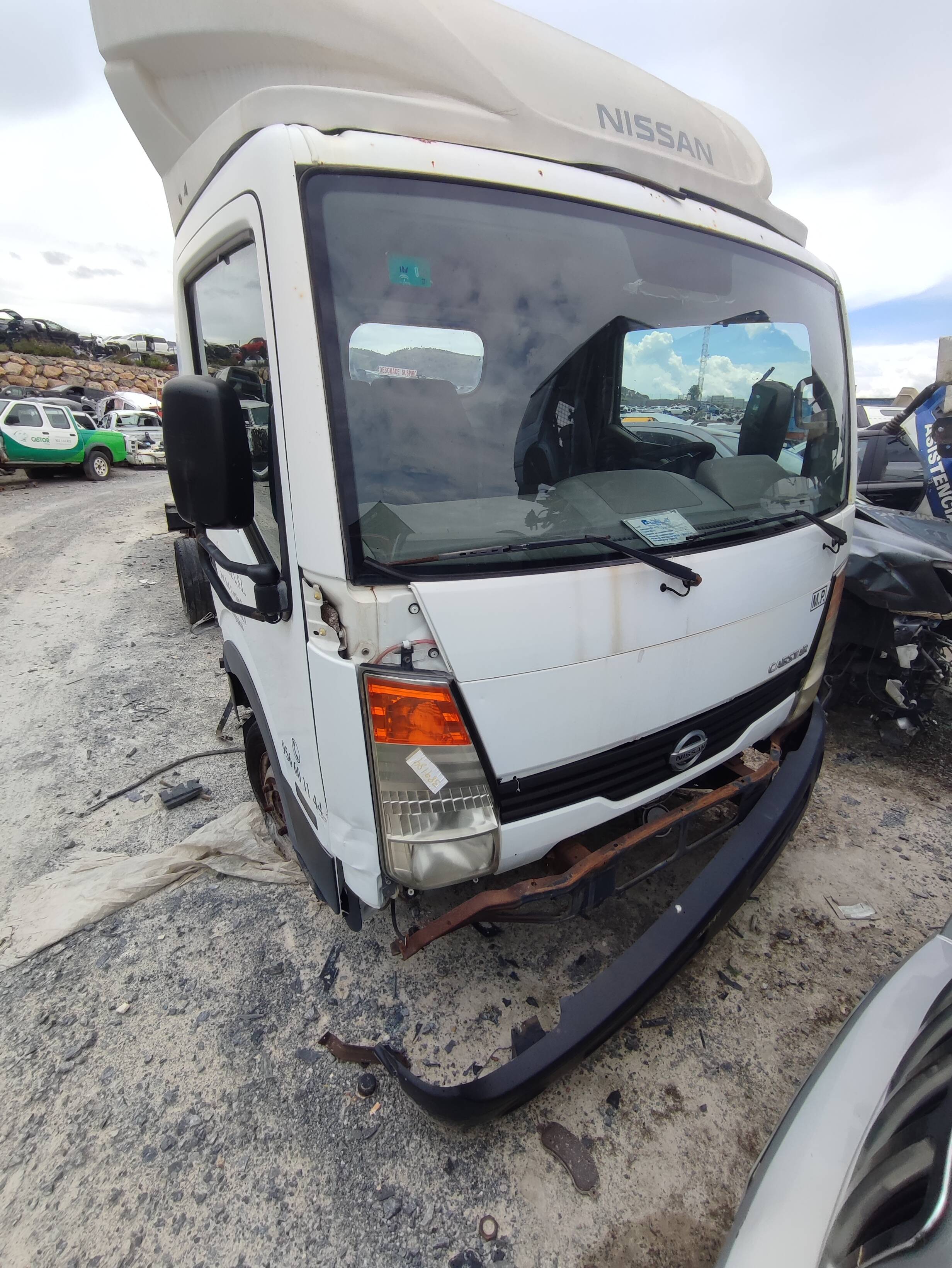 Faro izquierdo nissan cabstar ->09.06