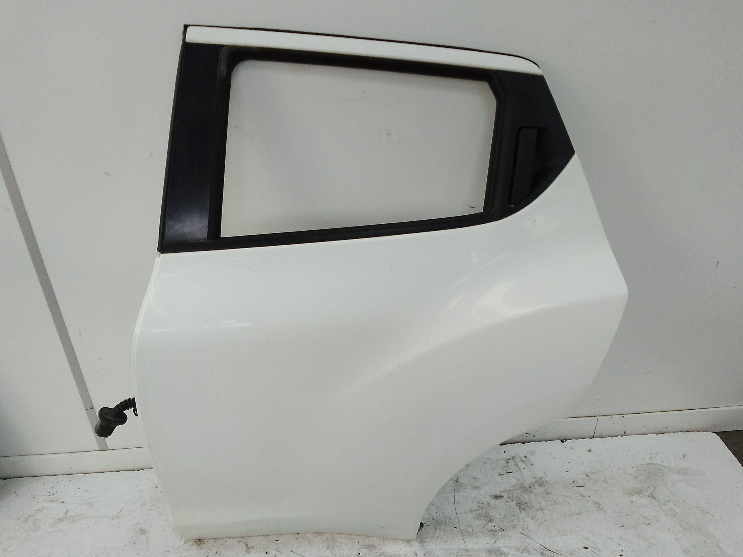 Puerta trasera izquierda nissan juke i (f15e)(06.2010->)